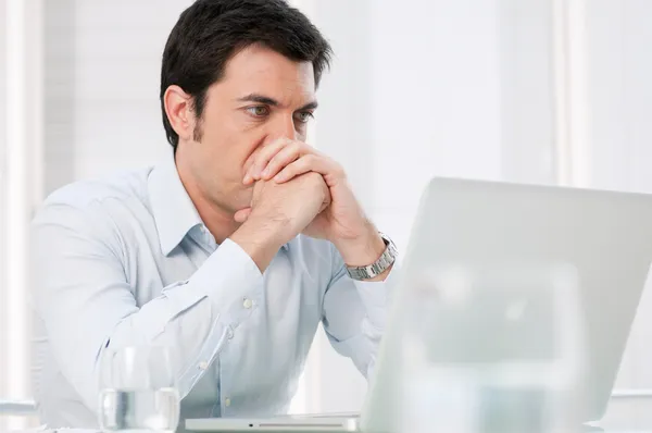 Nadenkend man op laptop — Stockfoto