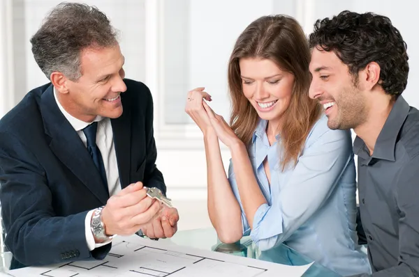 Pareja soñando nueva casa — Foto de Stock