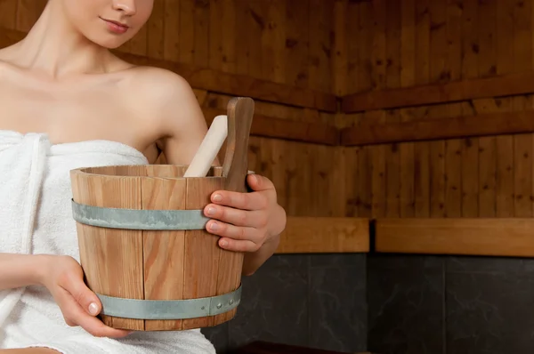 Donna con secchio in sauna — Foto Stock