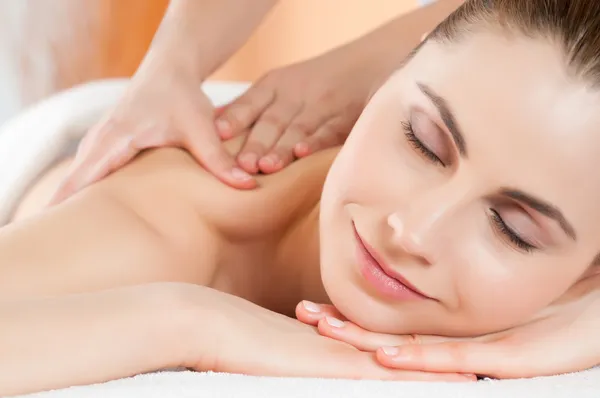 Lächelnde Frauenmassage — Stockfoto