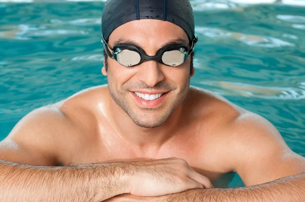 Счастливый спортсмен у бассейна — стоковое фото