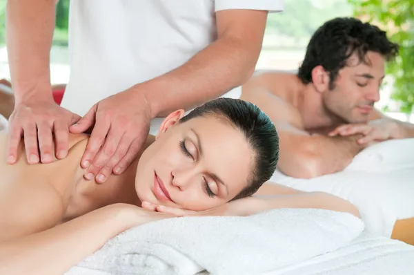 Paar entspannt sich mit Massage — Stockfoto