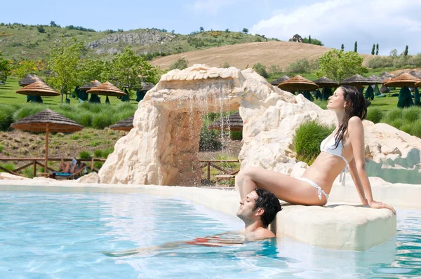 Vacaciones en la piscina del complejo — Foto de Stock