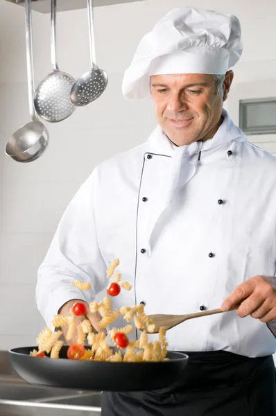 Chef cottura pasta — Foto Stock
