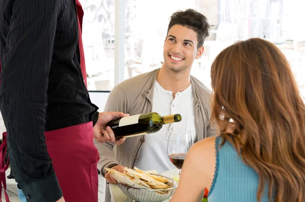 Jovem casal no restaurante — Fotografia de Stock