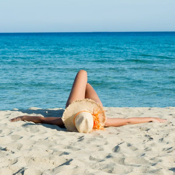 Bagno di sole in spiaggia — Foto Stock