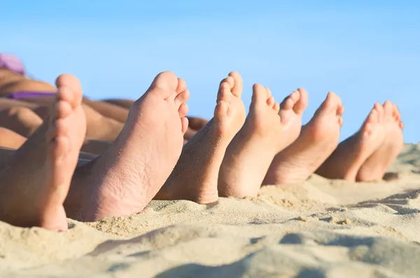 Voeten ontspannen op het strand — Stockfoto