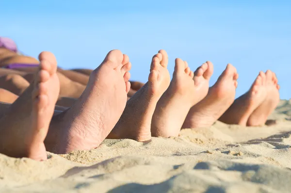 Fötterna slappna av på stranden — Stockfoto