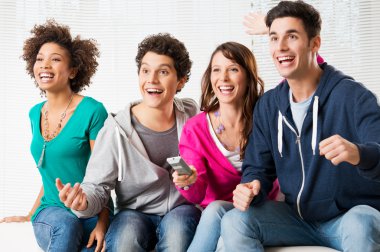 genç hayranları televizyon izlerken