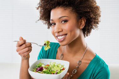 Afrikalı-Amerikalı kadın salata yemek
