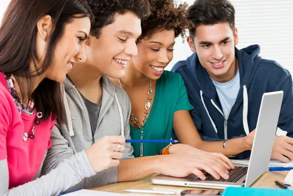 Glückliche Freunde am Laptop — Stockfoto