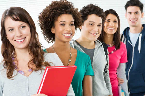 Groep gelukkige studenten — Stockfoto