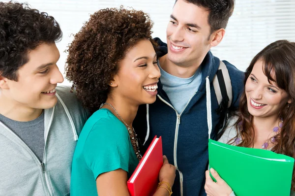 Gruppe glücklicher Studenten — Stockfoto