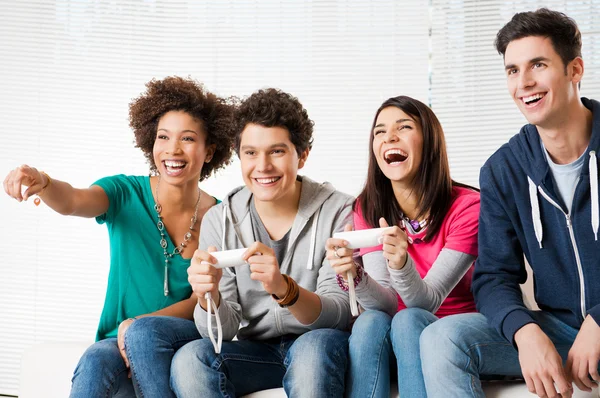 Amigos jogando videogames — Fotografia de Stock