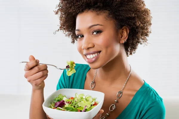 Mujer afroamericana comiendo ensalada — Foto de Stock
