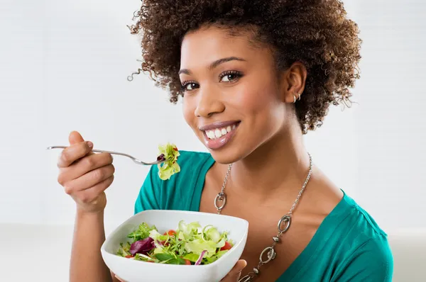 Afrikanische Amerikanerin isst Salat — Stockfoto