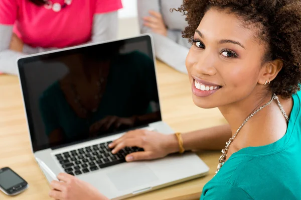 Étudiant travaillant sur ordinateur portable Photos De Stock Libres De Droits