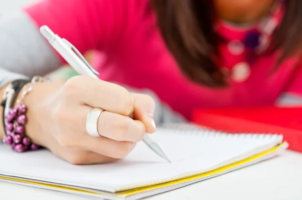 Close-up van meisje de hand schrijven — Stockfoto