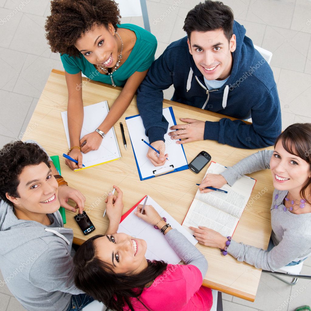 Fotos de Jovenes estudiando de stock, Jovenes estudiando imágenes libres de  derechos | Depositphotos®