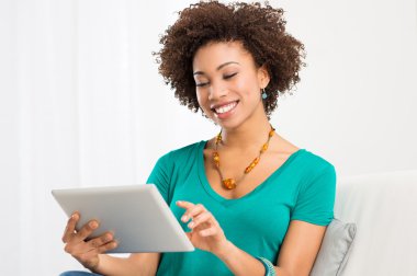Afrikalı kadın dijital tablet vasıl arıyor