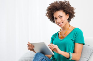 Dijital Tablet kullanan Afrikalı Kadın