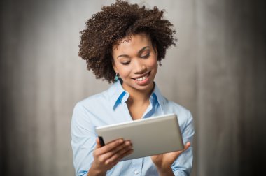 Dijital tablet kullanan iş kadını