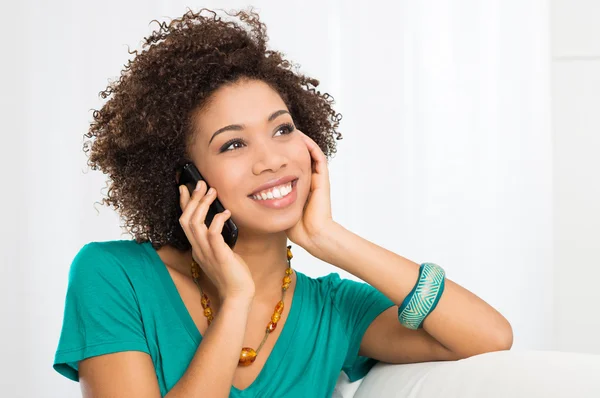 Mujer feliz hablando por celular — Foto de Stock