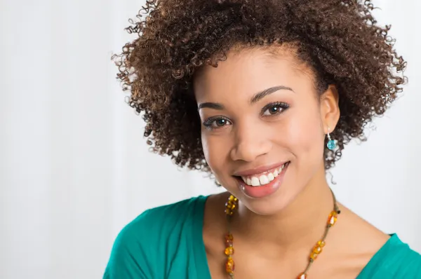 Retrato de mujer feliz joven — Foto de Stock