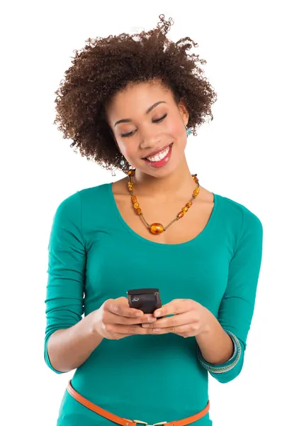 Mujer joven mirando el teléfono celular — Foto de Stock