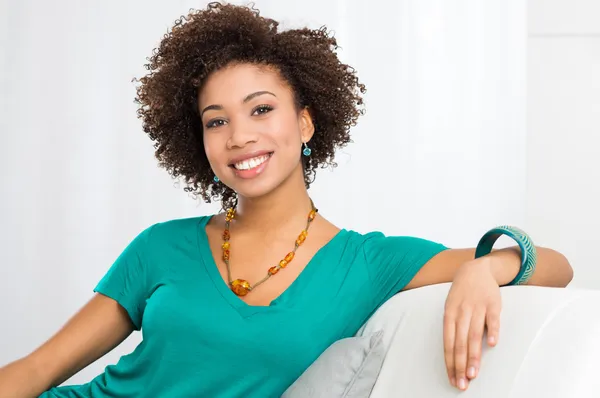Portrait Of Young Smiling Woman — Stock Photo, Image