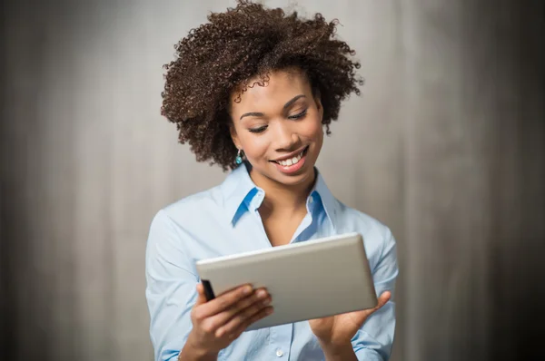 Businesswoman Using Digital Tablet — Stock Photo, Image