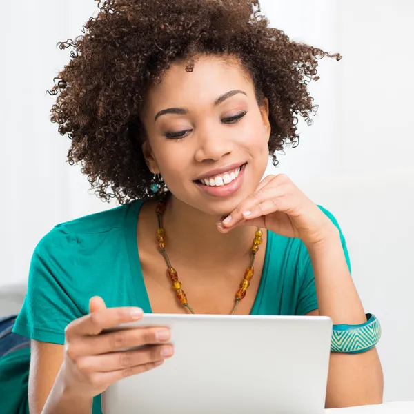 Femme africaine regardant tablette numérique — Photo