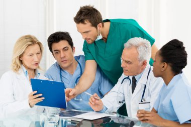 Doktor raporları inceleyerek