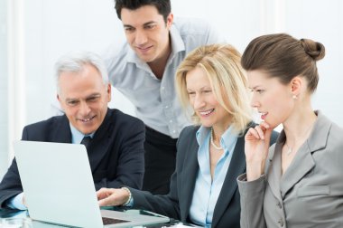 dizüstü bilgisayarda çalışan iş