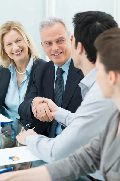 Handdruk tussen twee ondernemers — Stockfoto