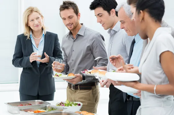 Entreprise ayant un repas ensemble — Photo