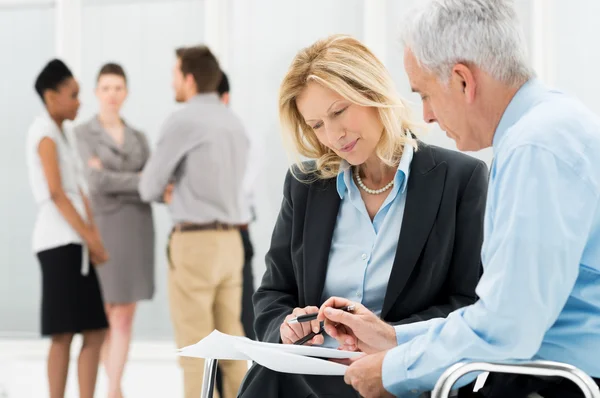 Unternehmen, die an Dokumenten arbeiten — Stockfoto