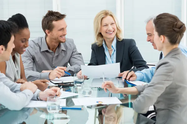 Glückliches Geschäft beim Meeting lizenzfreie Stockfotos