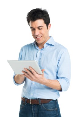 mutlu genç adam dijital tablet kullanma