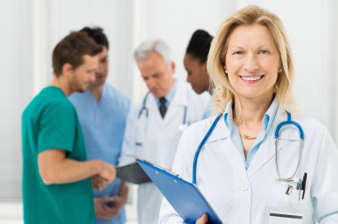 Mutlu kadın doktor portresi