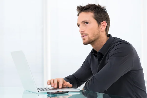 Empresário atencioso trabalhando no laptop — Fotografia de Stock