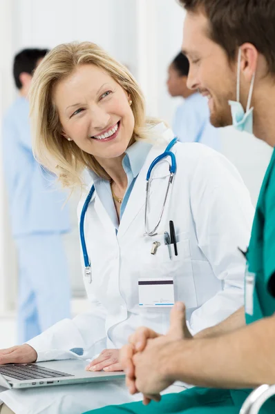Glad läkare prata med kirurgen — Stockfoto