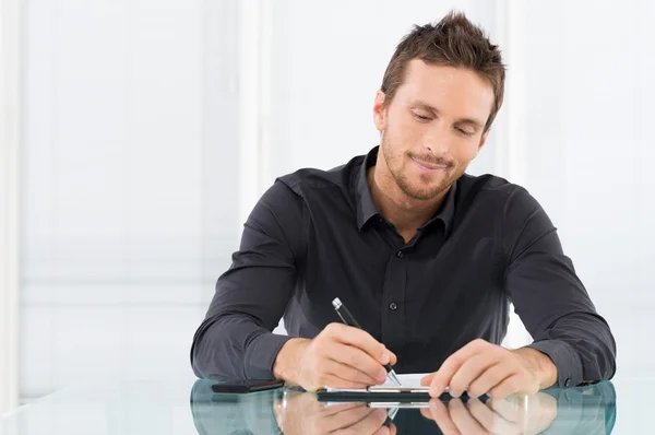 Geschäftsmann schreibt Dokument — Stockfoto