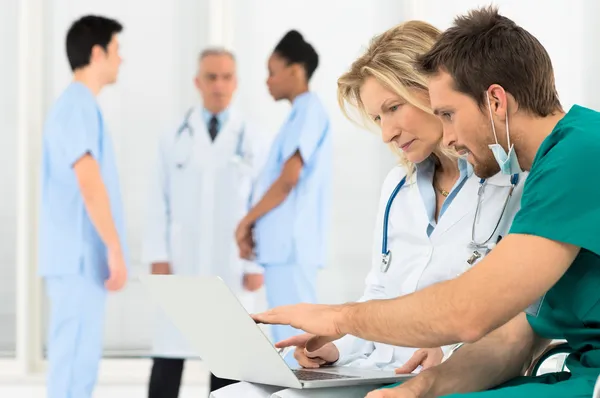 Lékaři pracující na laptop — Stock fotografie