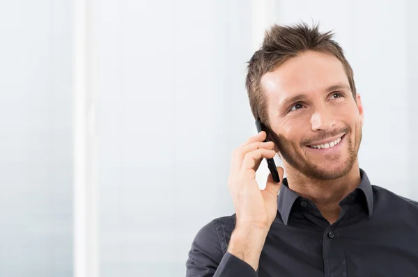 Glad affärsman på mobiltelefon — Stockfoto