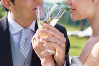 evli çift şampanya içmek