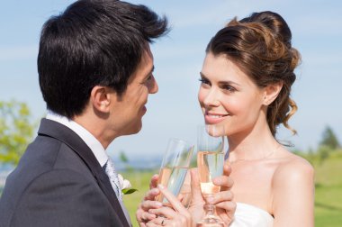 jong koppel samen tuinieren