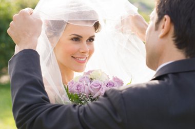 damat geline sevgiyle bakıyor