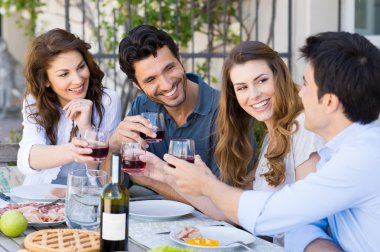 şarap cam toasting arkadaşlar