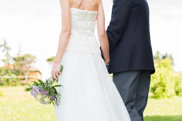 새로 결혼된 한 한 쌍 걷고 — 스톡 사진